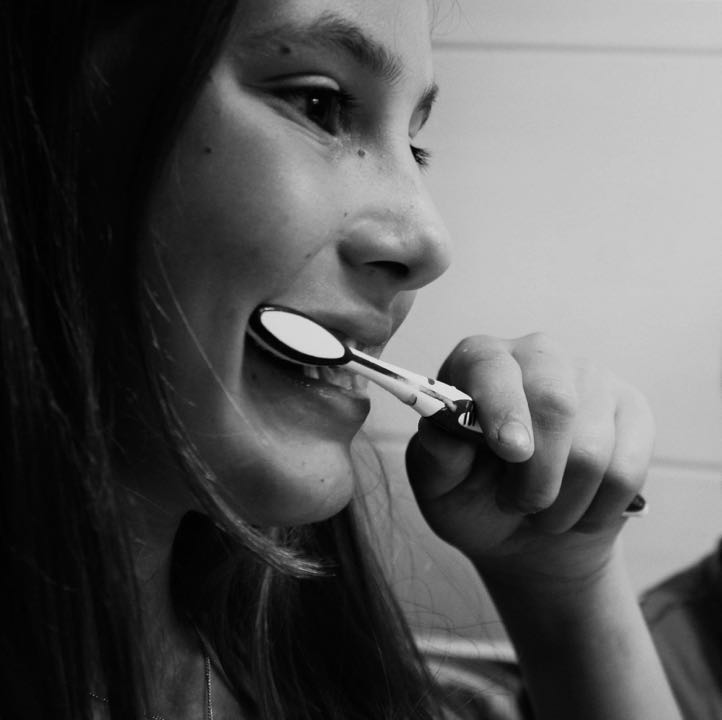 brushing-teeth-2103219_1920