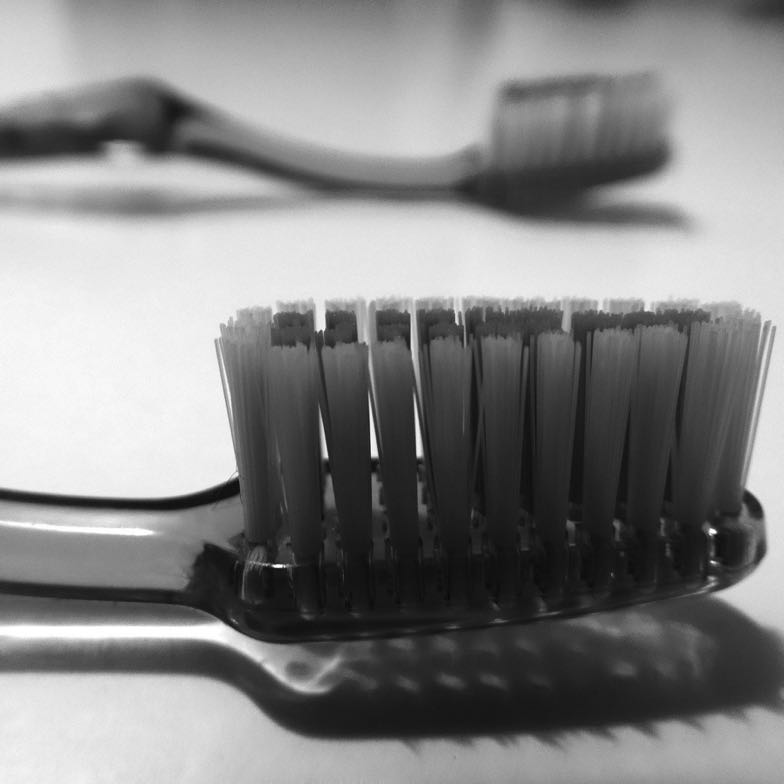 toothbrush-592102_1920 2