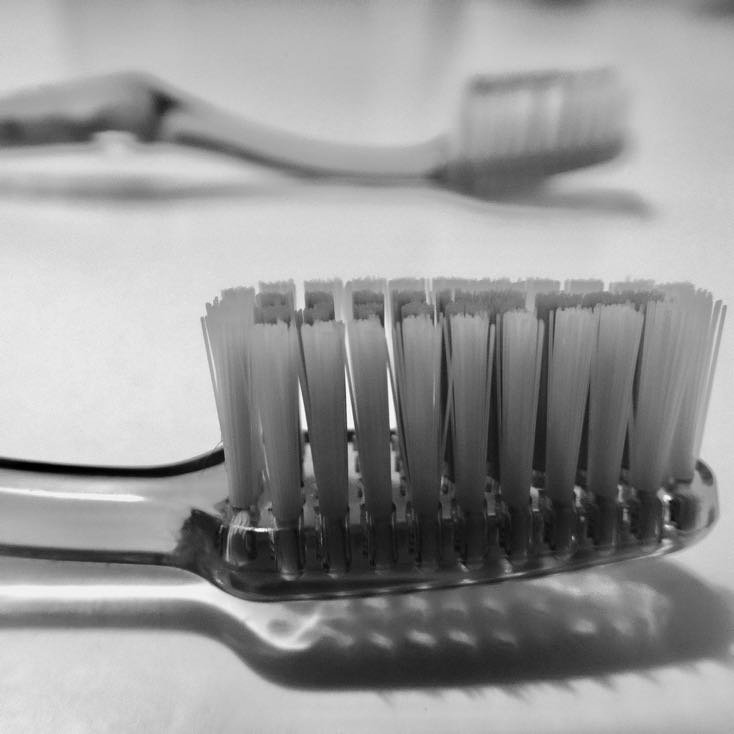 toothbrush-592102_1920